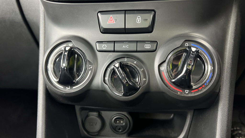 Peugeot 208 1.2L Signature White #17