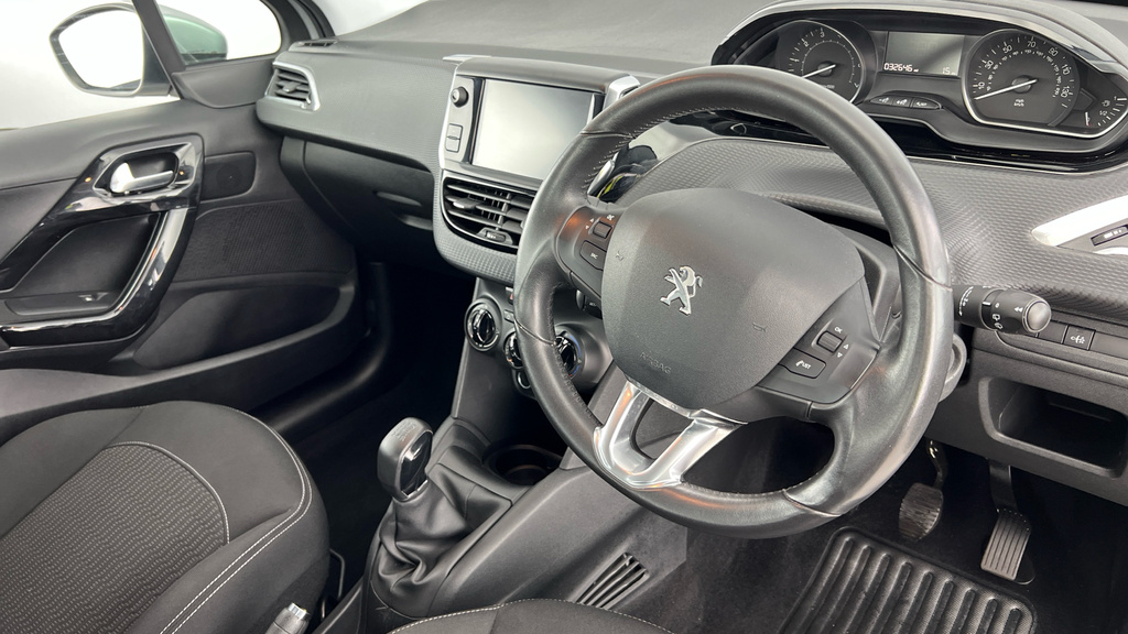 Peugeot 208 1.2L Signature White #9