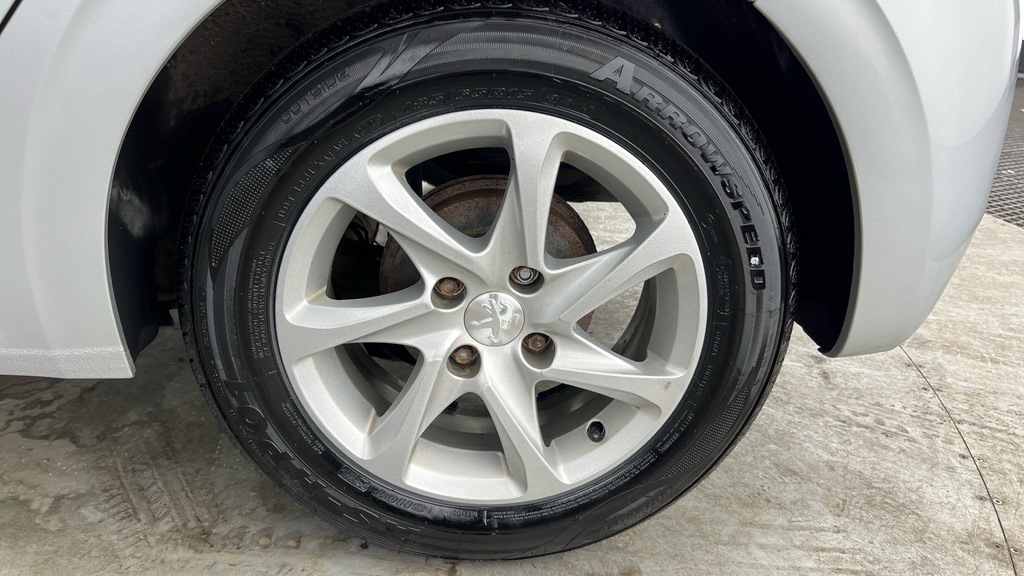 Peugeot 208 1.2L Signature White #25