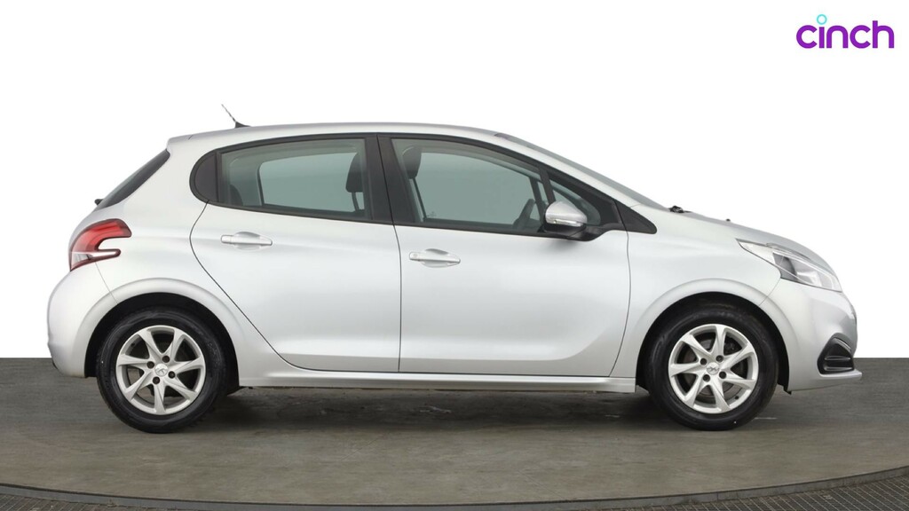 Peugeot 208 1.2L Signature White #2