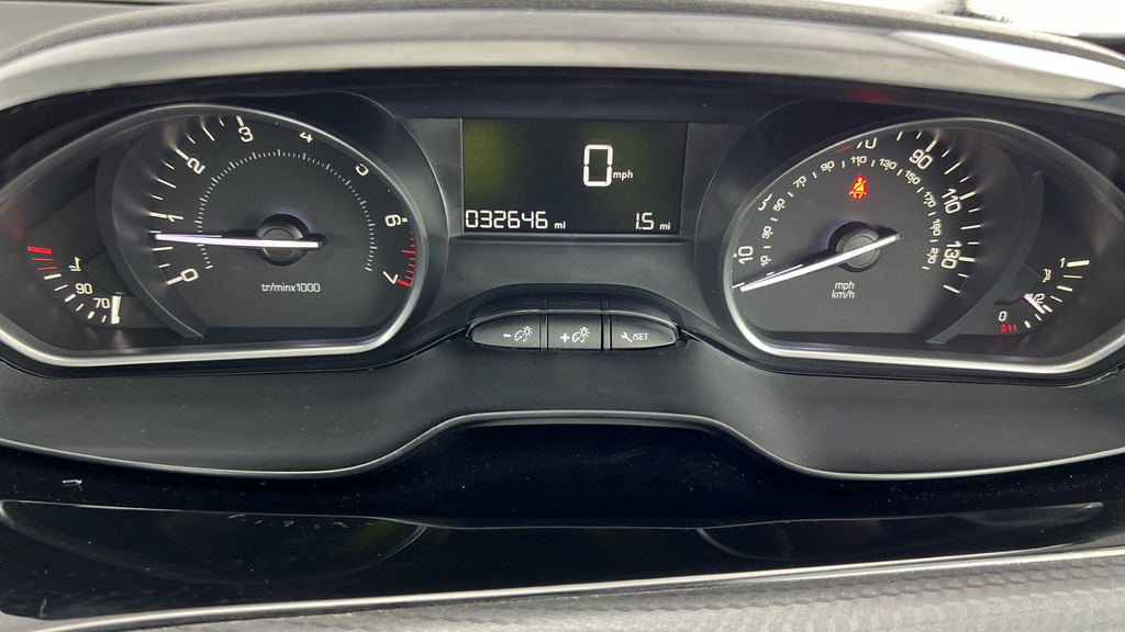 Peugeot 208 1.2L Signature White #20