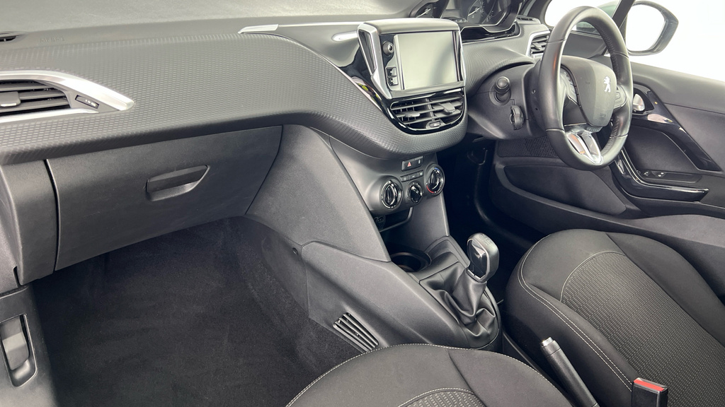 Peugeot 208 1.2L Signature White #10