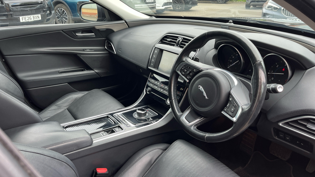 Jaguar XE 2018 2.0I Gpf R-sport Saloon Euro White #9