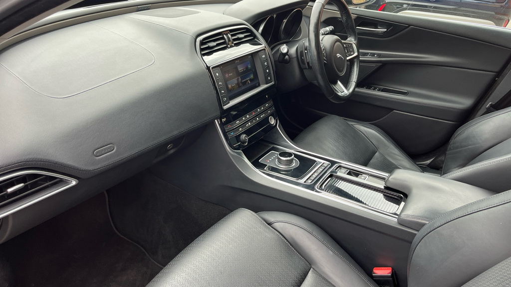 Jaguar XE 2018 2.0I Gpf R-sport Saloon Euro White #10