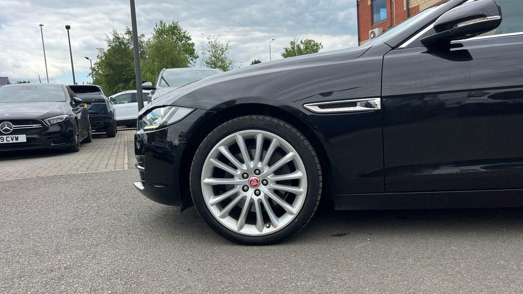 Jaguar XE 2018 2.0I Gpf R-sport Saloon Euro White #19