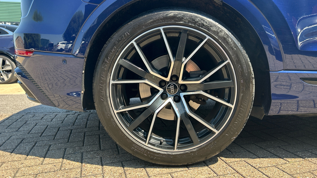 Audi Q8  Black #23