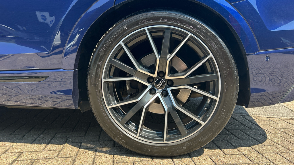 Audi Q8  Black #22