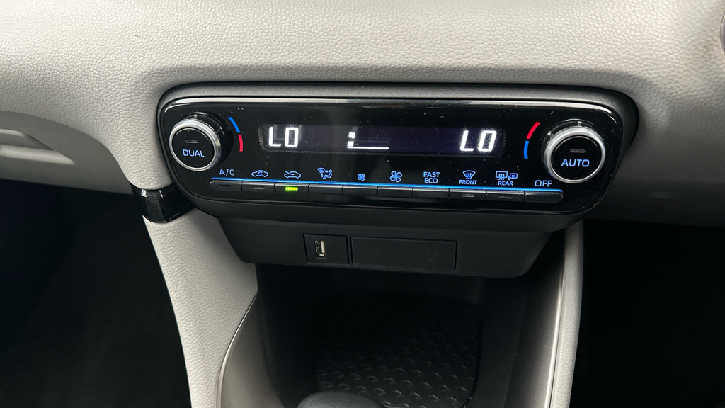 Toyota Yaris Toyota Yaris 1.5 Hybrid Design Cvt White #15