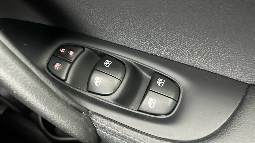 Nissan Qashqai 1.3 Dig-t 140Ps N-connecta Glass Roof Red #12