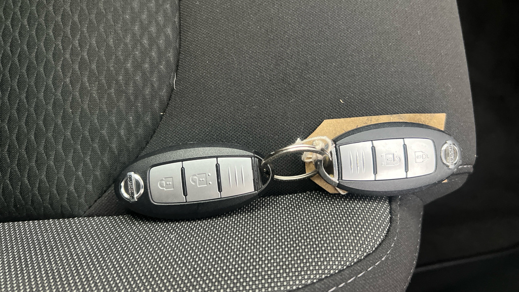 Nissan Qashqai 1.3 Dig-t 140Ps N-connecta Glass Roof Red #32