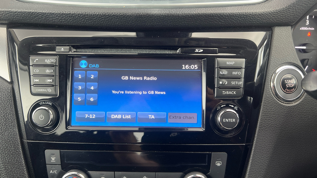 Nissan Qashqai 1.3 Dig-t 140Ps N-connecta Glass Roof Red #17