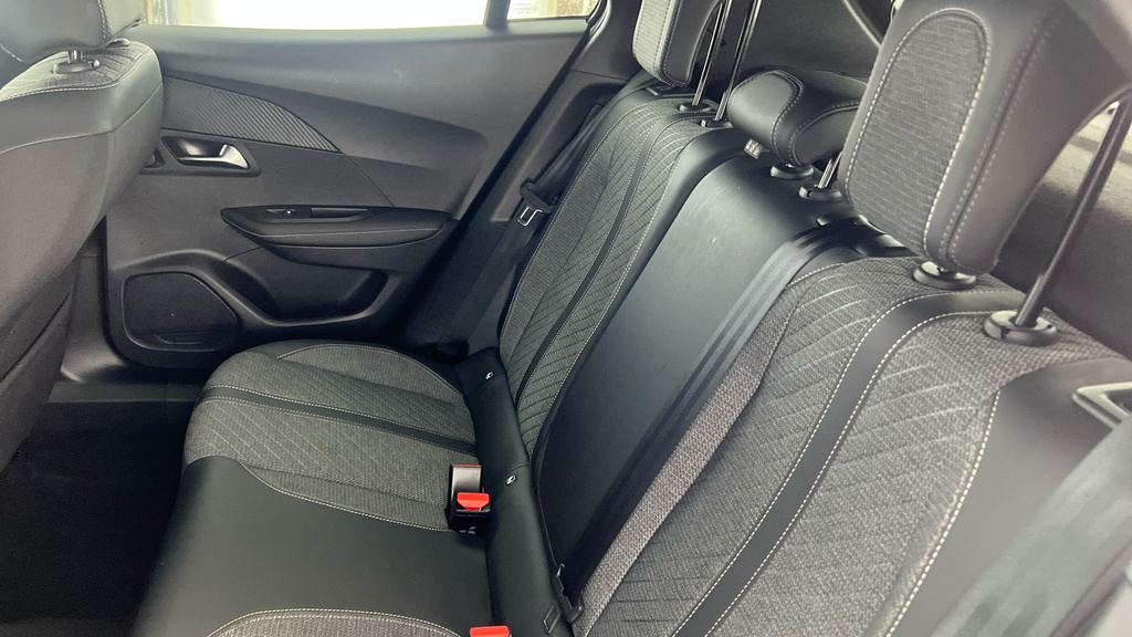 Peugeot e-2008 50Kwh Gt Suv 7Kw Charger 136 #19