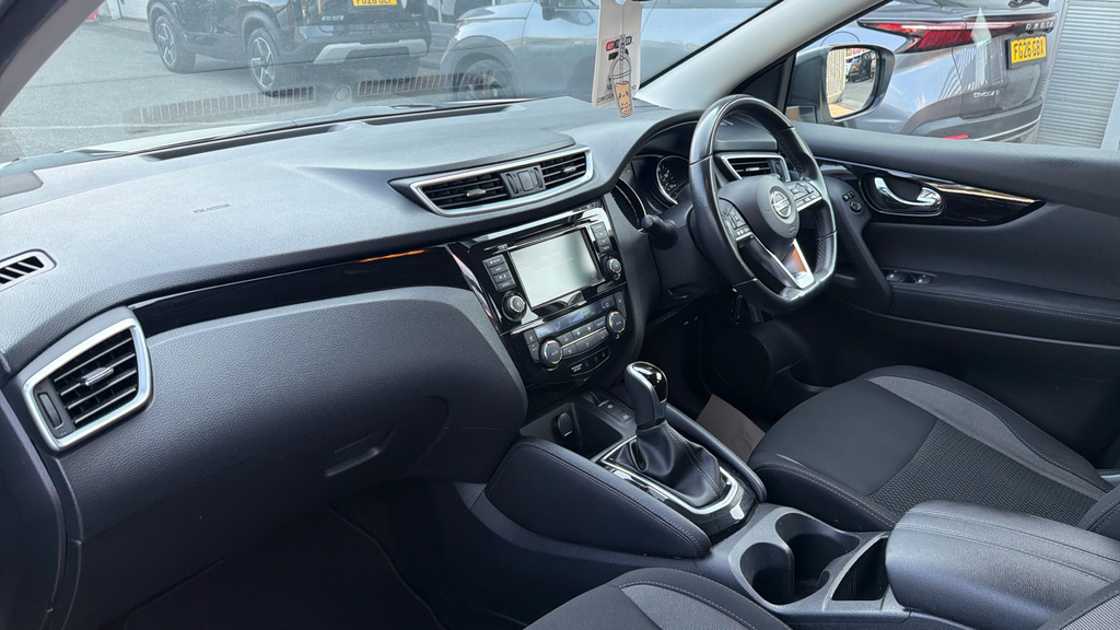 Nissan Qashqai 1.3 Dig-t 140Ps N-connecta Pan Roof Red #10