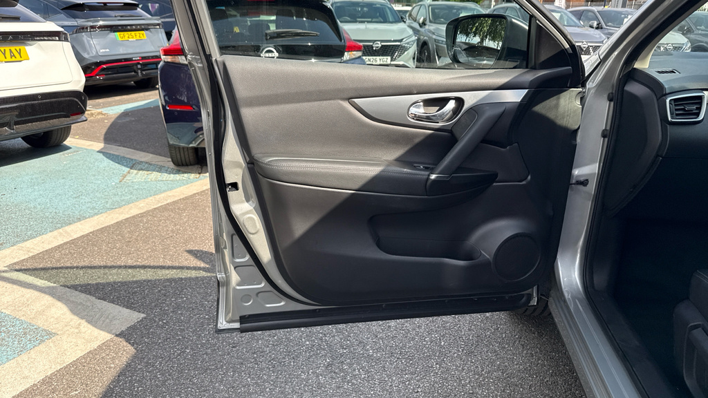 Nissan Qashqai 1.3 Dig-t 160 157 N-connecta Dct Glass Roof White #24