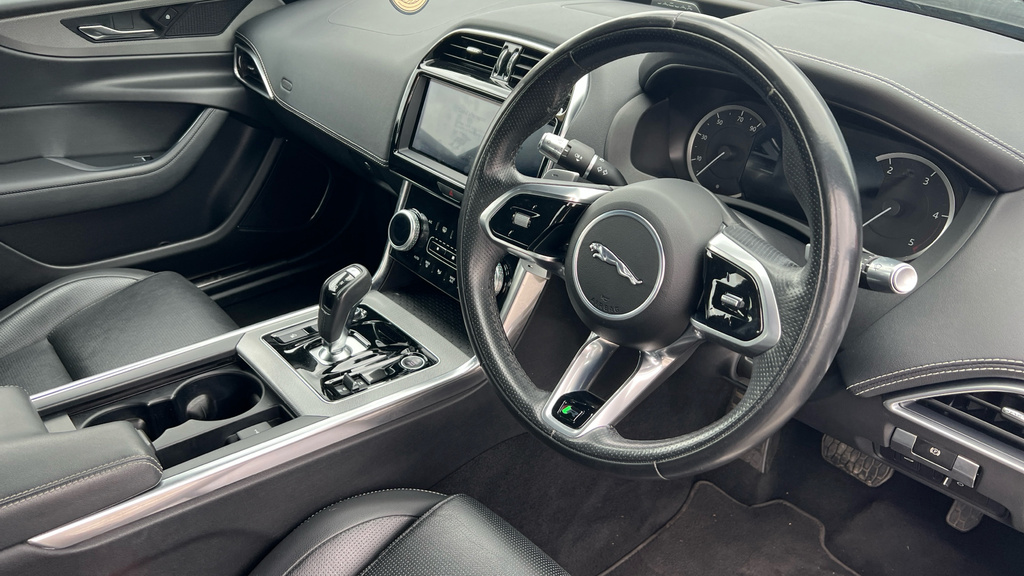 Jaguar XE R-dynamic Black Blue #9