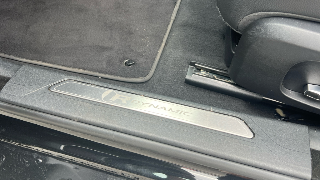 Jaguar XE R-dynamic Black Blue #39