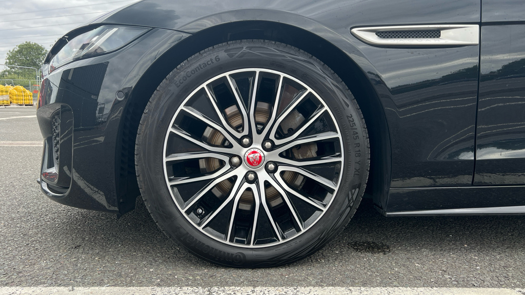 Jaguar XE R-dynamic Black Blue #17
