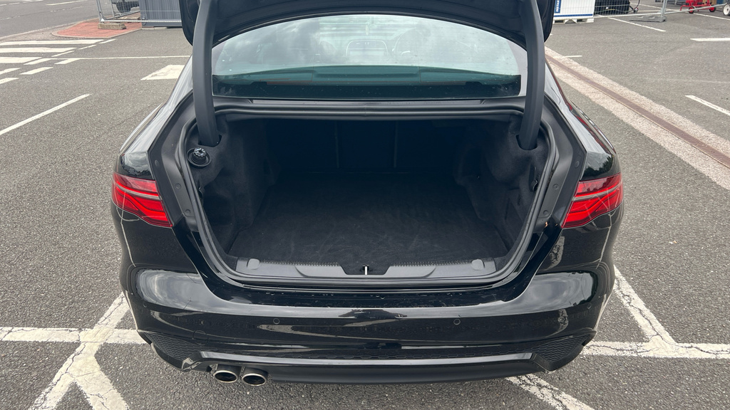 Jaguar XE R-dynamic Black Blue #15