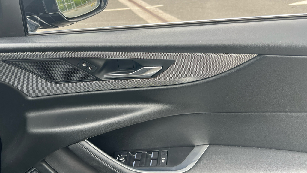 Jaguar XE R-dynamic Black Blue #32