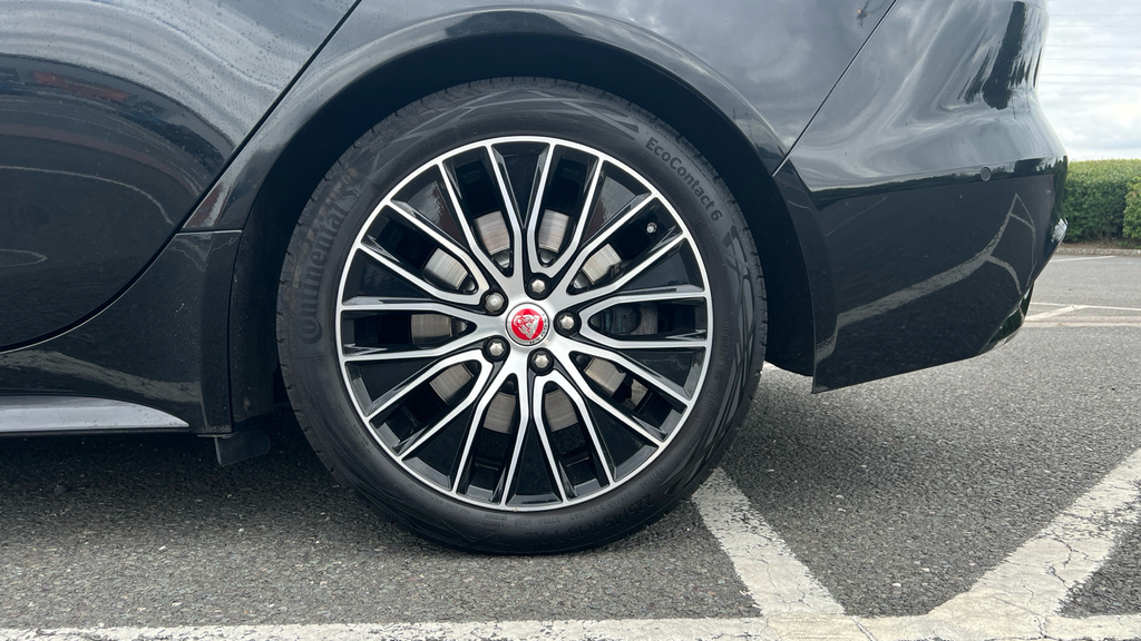 Jaguar XE R-dynamic Black Blue #18