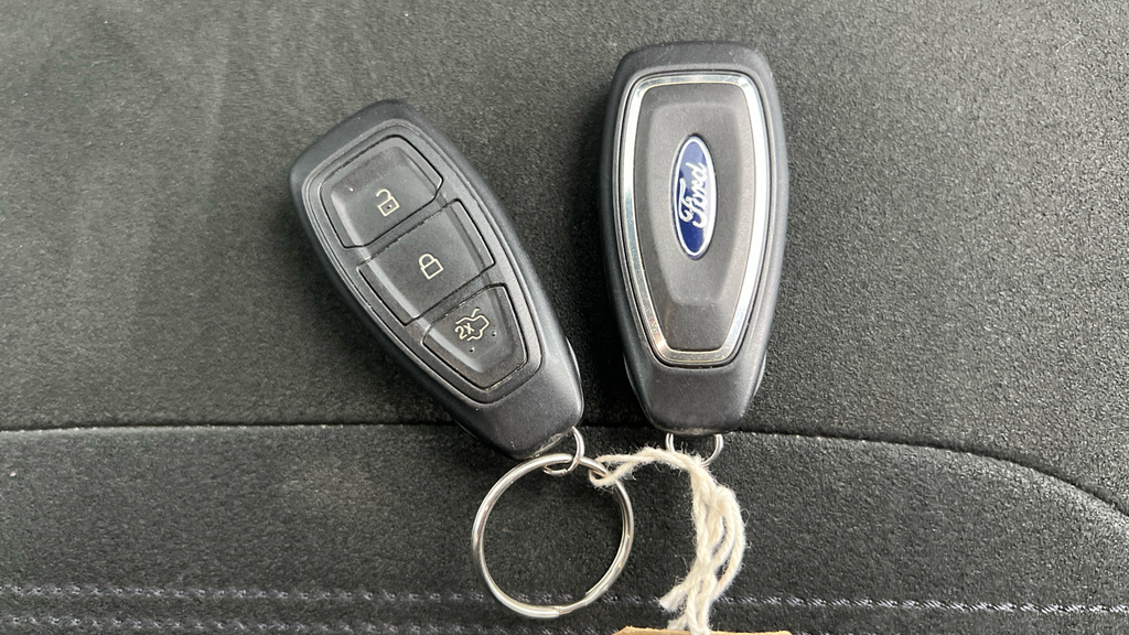 Ford Kuga Suv White #10