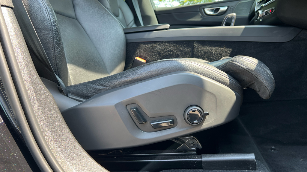 Volvo XC60 Plus Blue #34