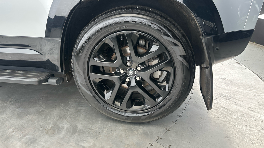 Land Rover Defender Core Black #26