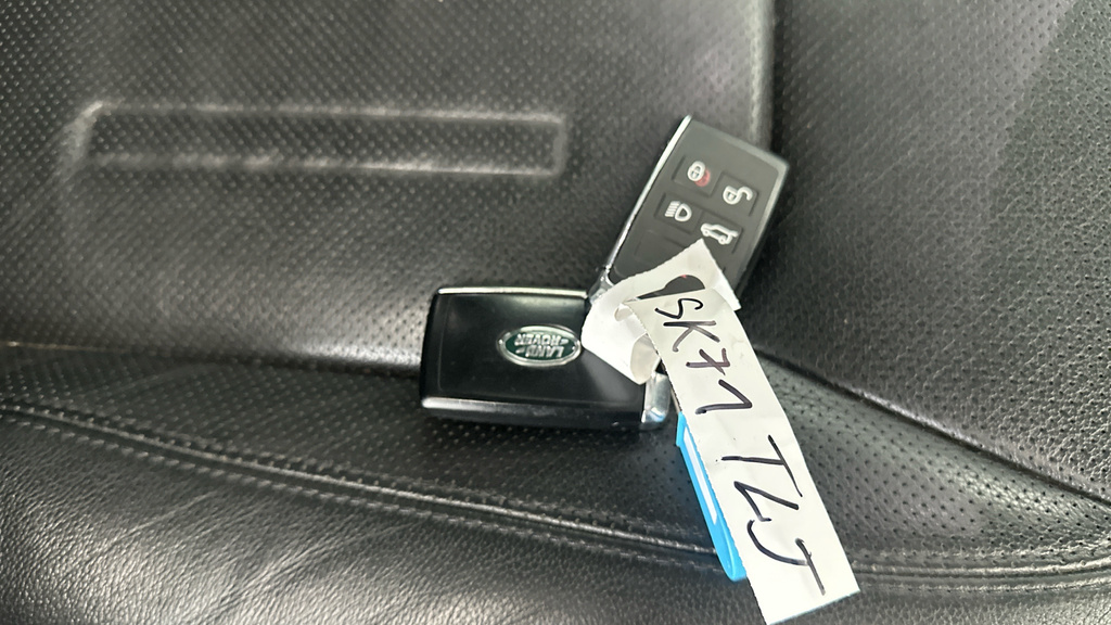 Land Rover Defender Core Black #30