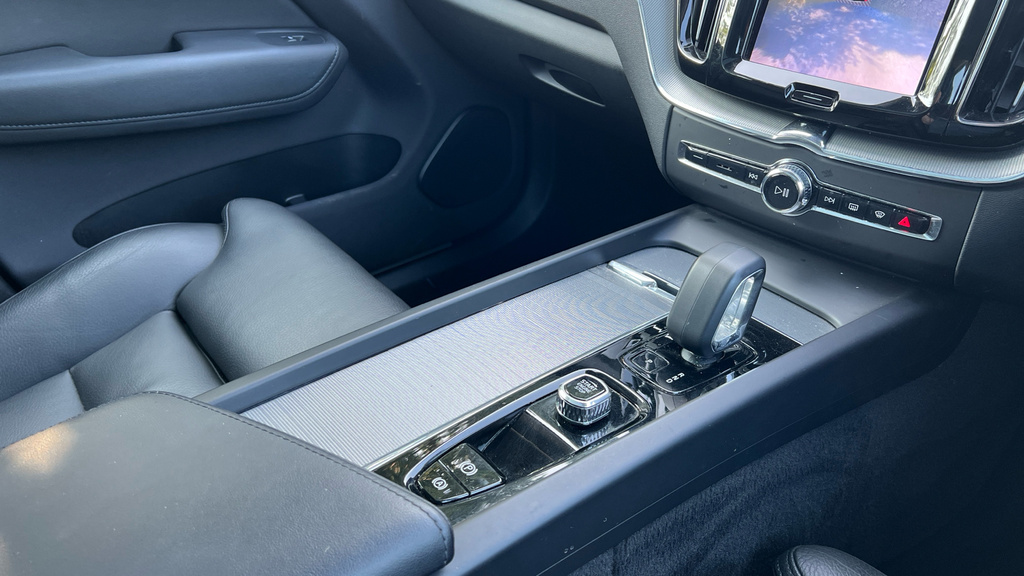 Volvo XC60 Plus Black #31