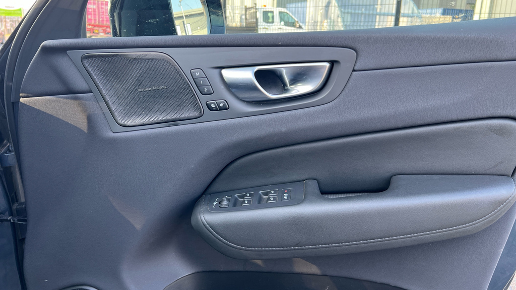 Volvo XC60 Plus Black #33