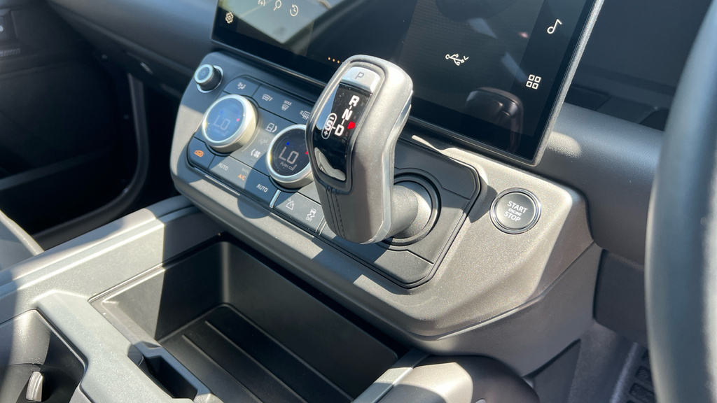 Land Rover Defender 3L X-dynamic Hse Black #42