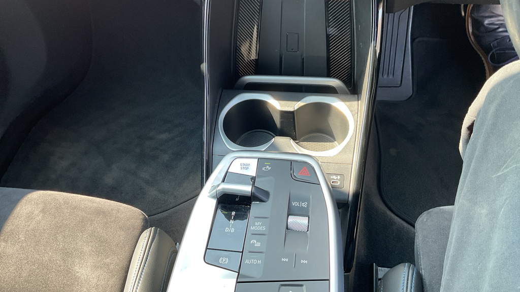 BMW iX2 M Sport White #31