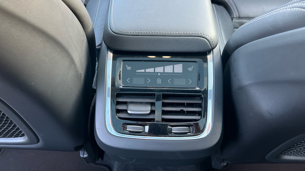 Volvo XC60 Plus Black #26
