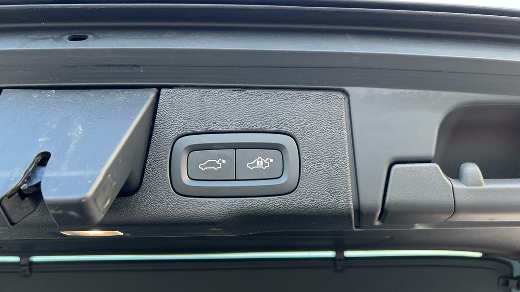 Volvo XC60 Plus Black #44