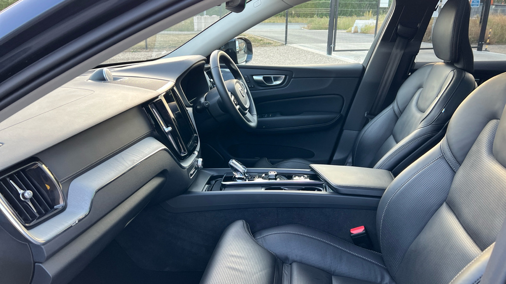 Volvo XC60 Plus Black #42