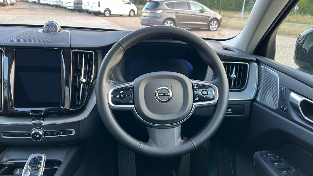 Volvo XC60 Plus Black #24