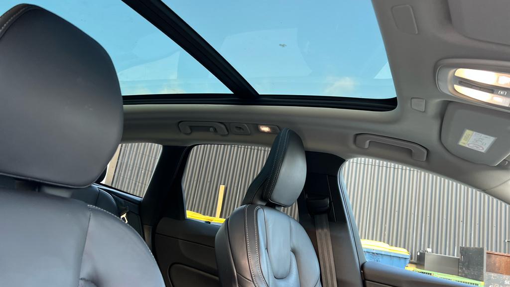 Volvo XC60 Plus Black #40
