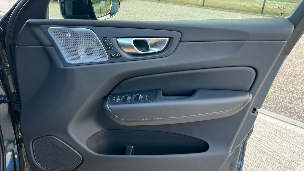 Volvo XC60 Plus Black #38