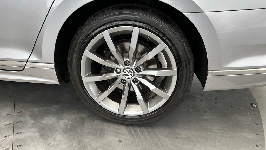 Volkswagen Passat Sel Red #25