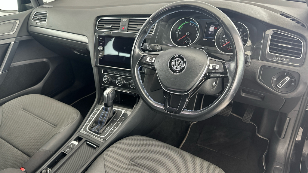 Volkswagen e-Golf Hatchback 35.8Kwh E-golf 202070 White #9