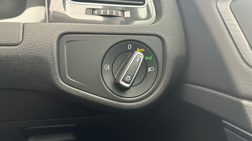 Volkswagen e-Golf Hatchback 35.8Kwh E-golf 202070 White #14