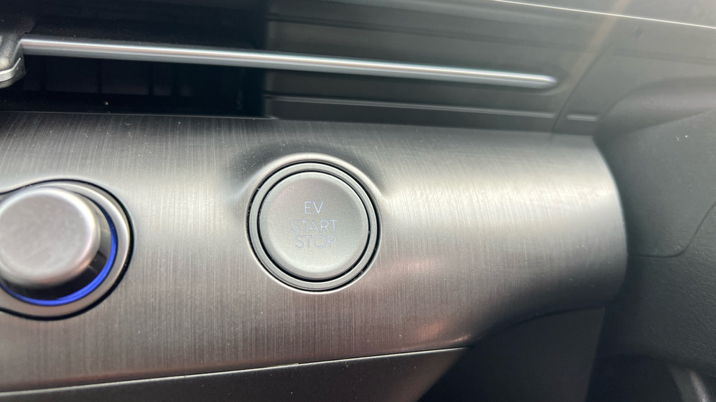 Hyundai Kona Hatchback Silver #26
