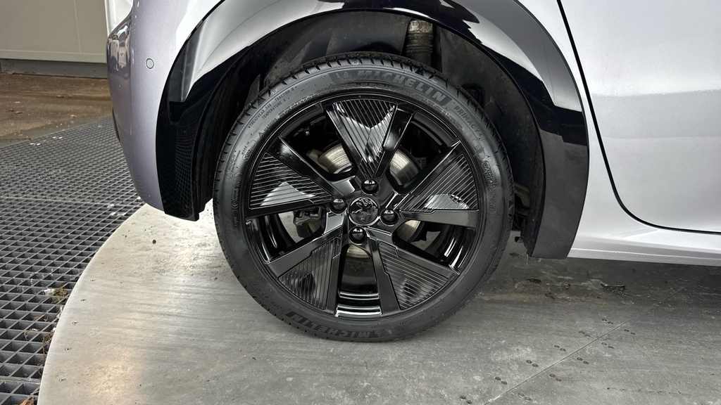 Peugeot e-208 Hatchback Black #17