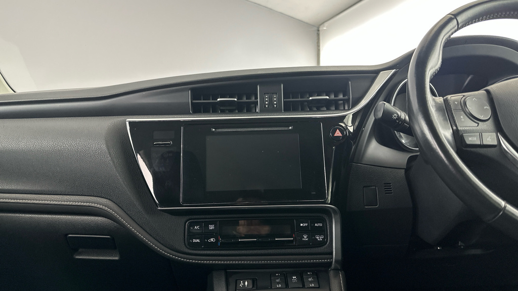 Toyota Auris Icon Tech White #19