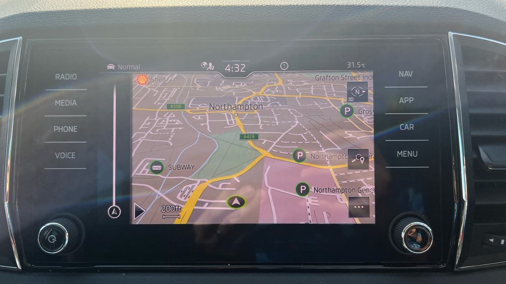 Skoda Karoq Suv White #18