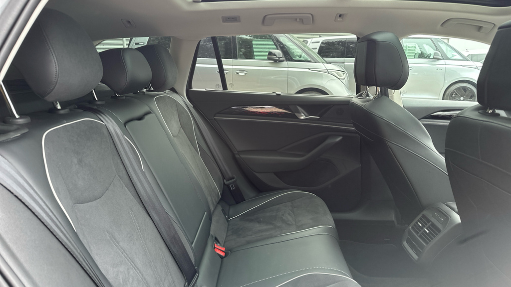 Volkswagen Passat R-line Dsg White #13