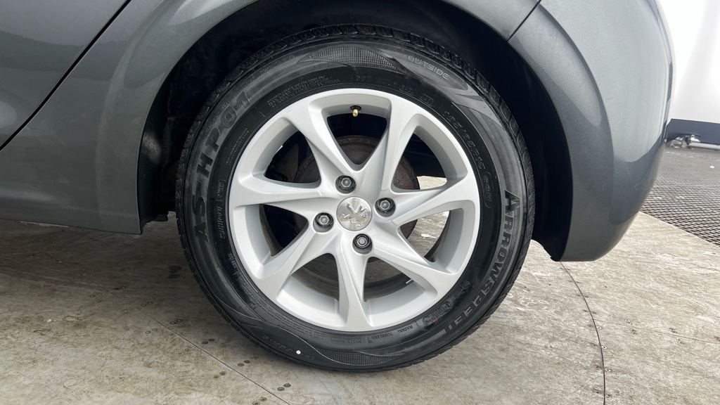 Peugeot 208 Active Black #22