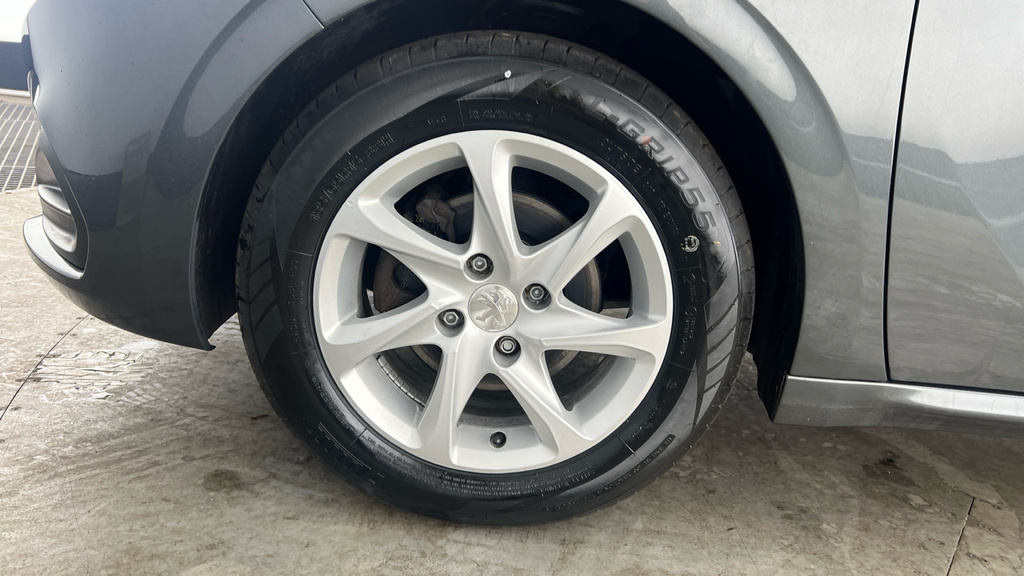 Peugeot 208 Active Black #21