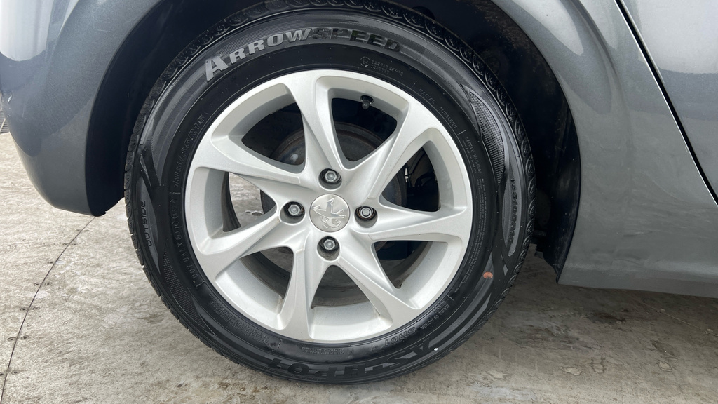Peugeot 208 Active Black #23