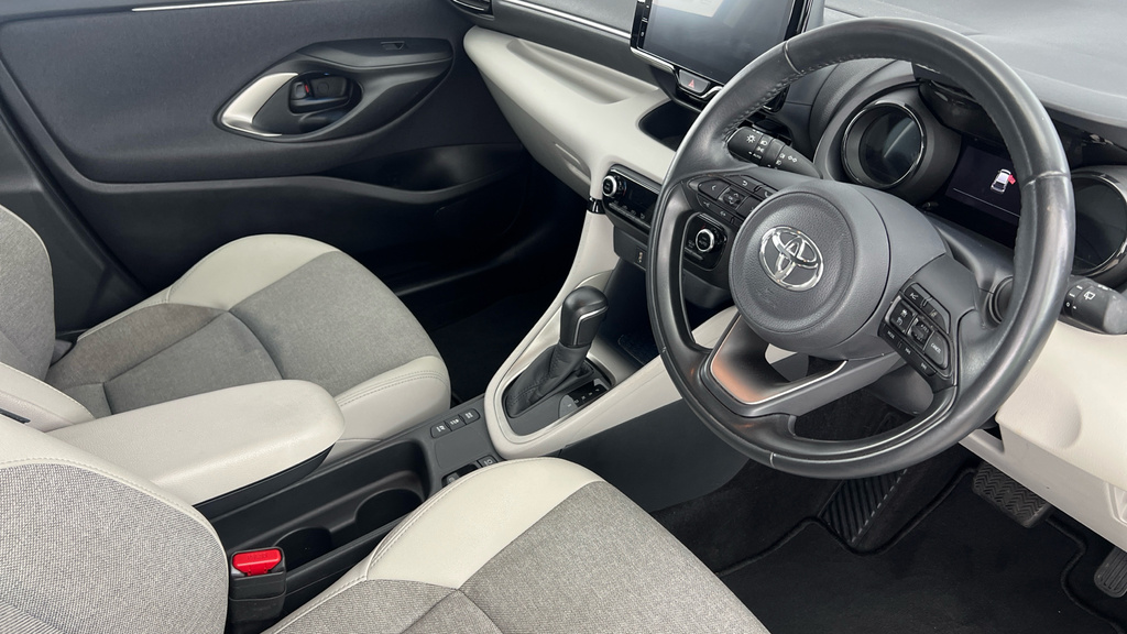 Toyota Yaris Dynamic Black #9